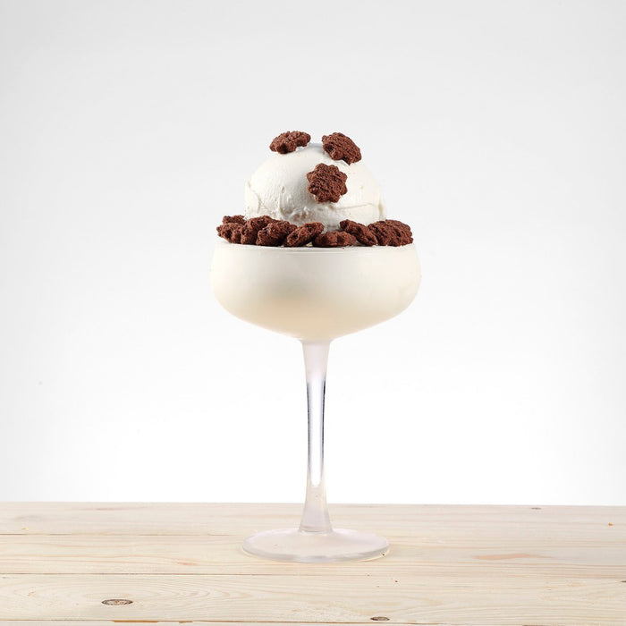 Glace décorée avec biscuits au chocolat Arabeschi – topping étoile cacao.