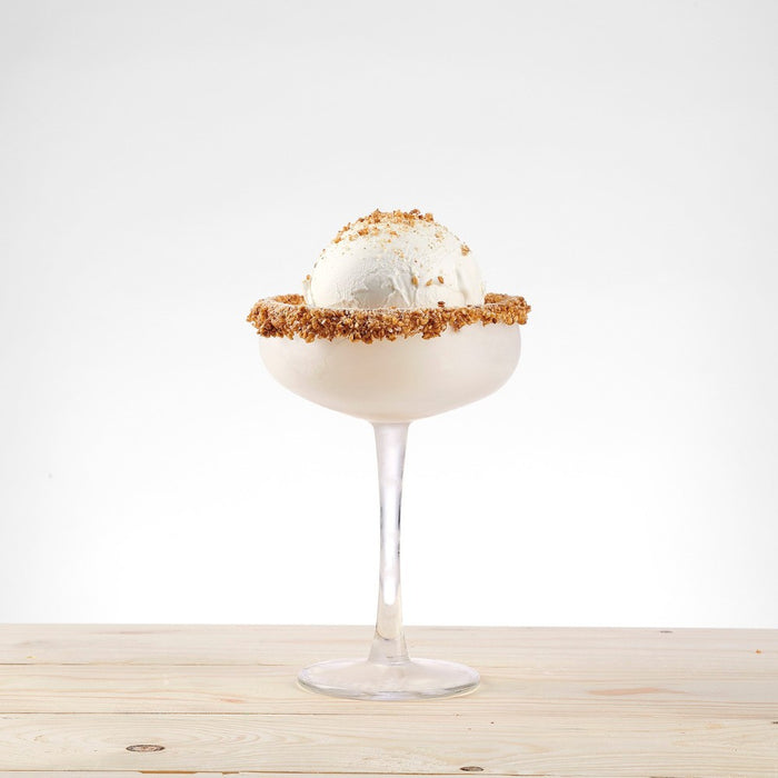 Glace saupoudrée de granella au sésame.