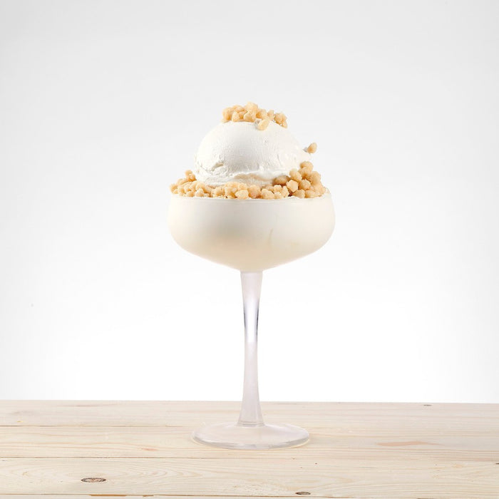 Glace décorée avec le topping CrumbOlé® Classique – texture croquante et arôme vanille amande.