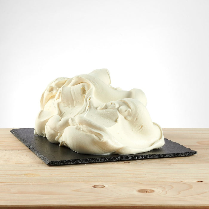 Glace saveur babeurre posée, texture légère et rafraîchissante.