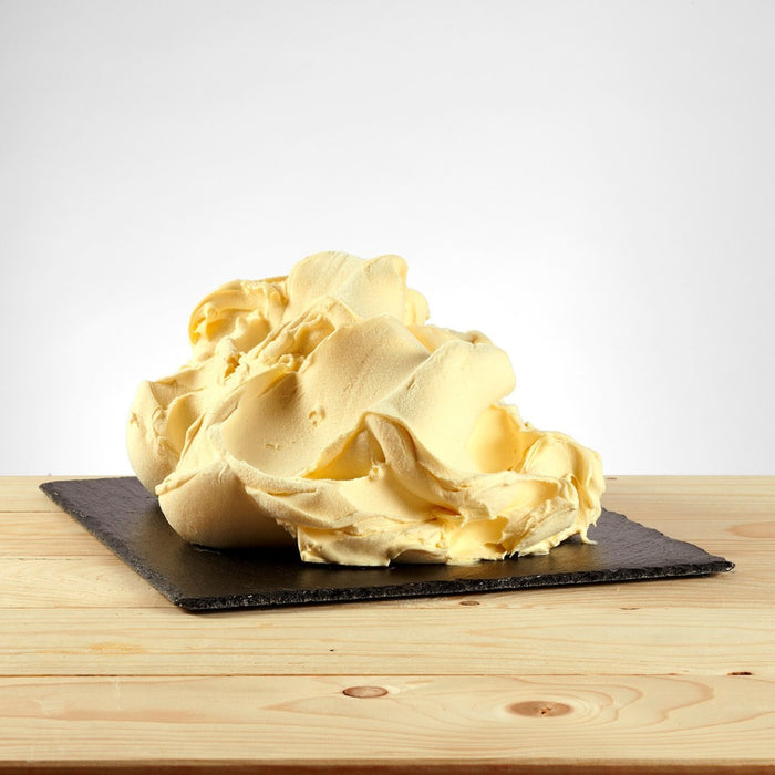 Glace saveur banane posée, texture onctueuse et jaune clair.