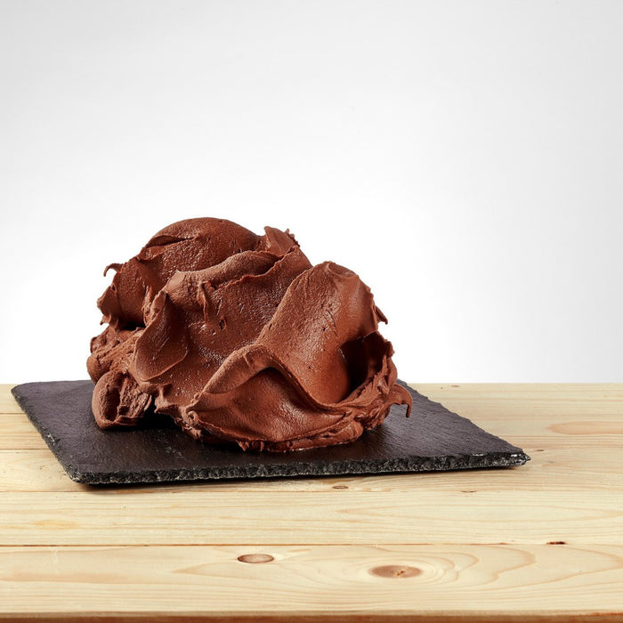Glace au chocolat noir SDL posée, texture crémeuse et sombre.