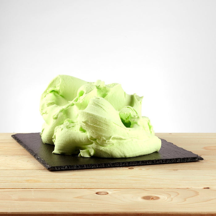 Glace saveur pomme verte posée, texture légère et couleur verte.