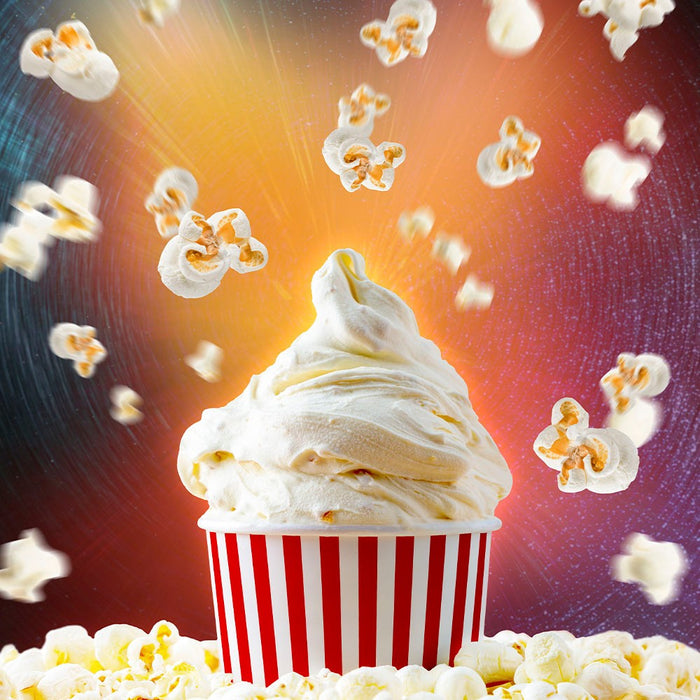 Glace saveur pop-corn posée, texture crémeuse avec éclats croustillants visibles.
