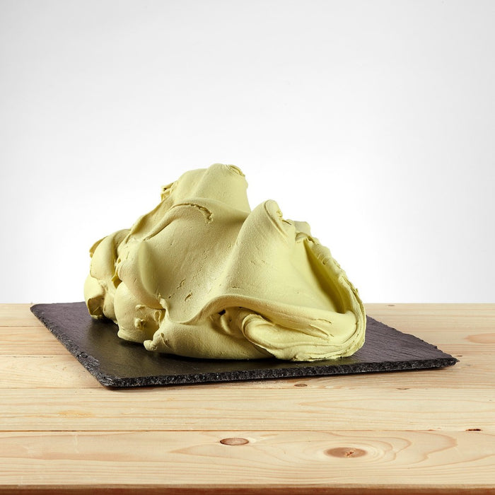 Glace au thé vert matcha posée, texture onctueuse et couleur naturelle.