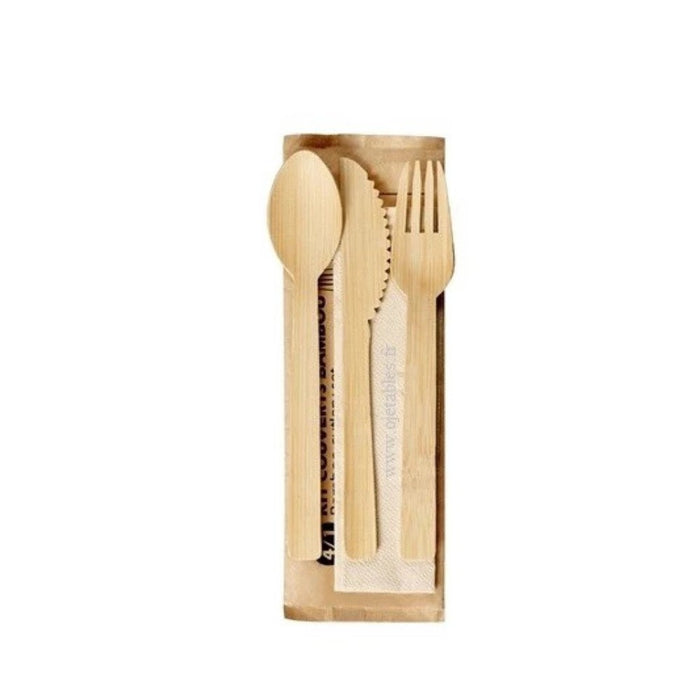 Kit de couverts en bambou 4 en 1 avec fourchette, couteau, cuillère et serviette, emballé individuellement.