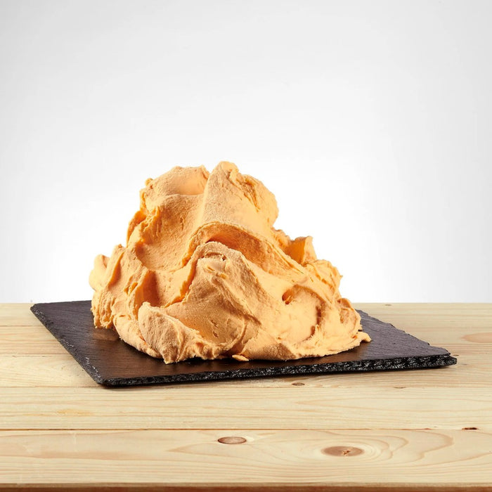 Glace saveur melon posée, texture fruitée avec morceaux visibles.