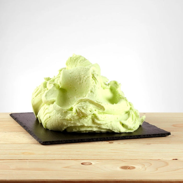 Glace saveur pomme verte posée, texture fruitée avec morceaux visibles