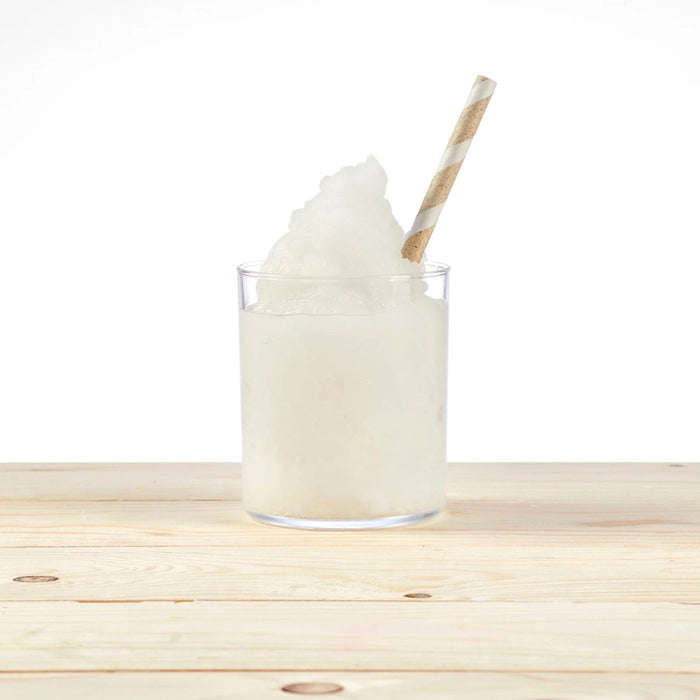Granita saveur citron dans un verre, texture glacée.