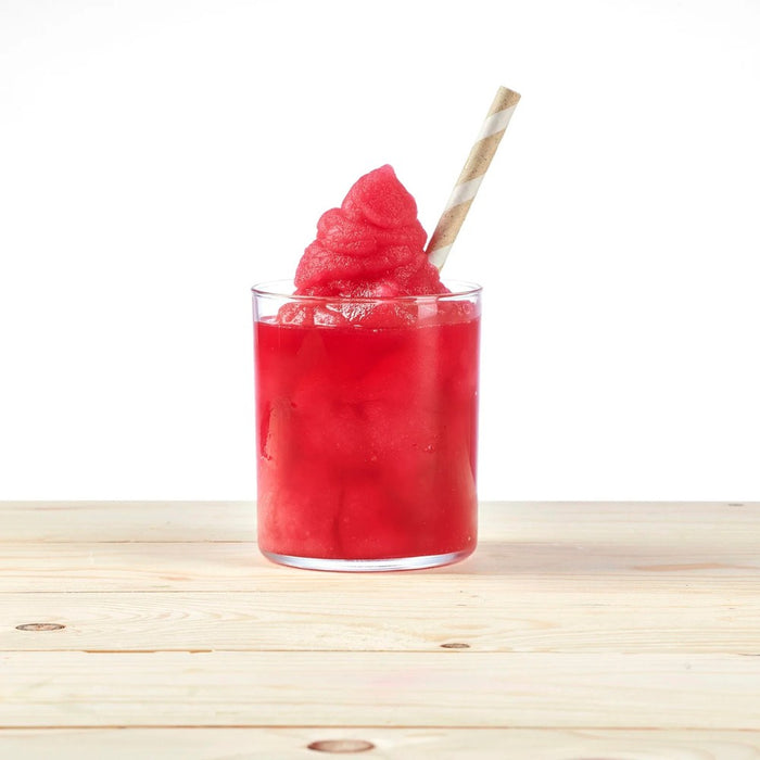Granita saveur fraise dans un verre, texture glacée.