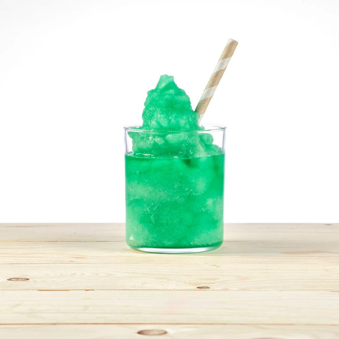 Granita saveur menthe dans un verre, texture glacée.