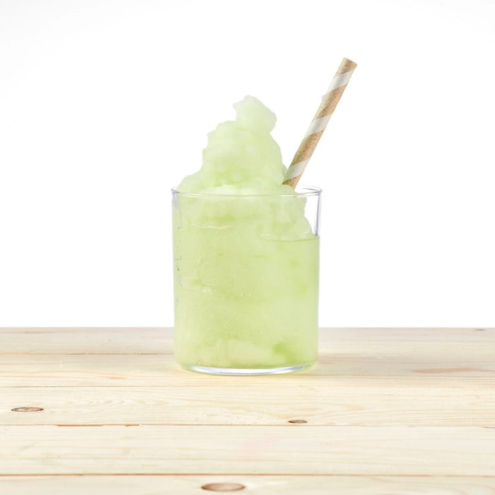 Granita saveur mojito dans un verre, texture glacée.