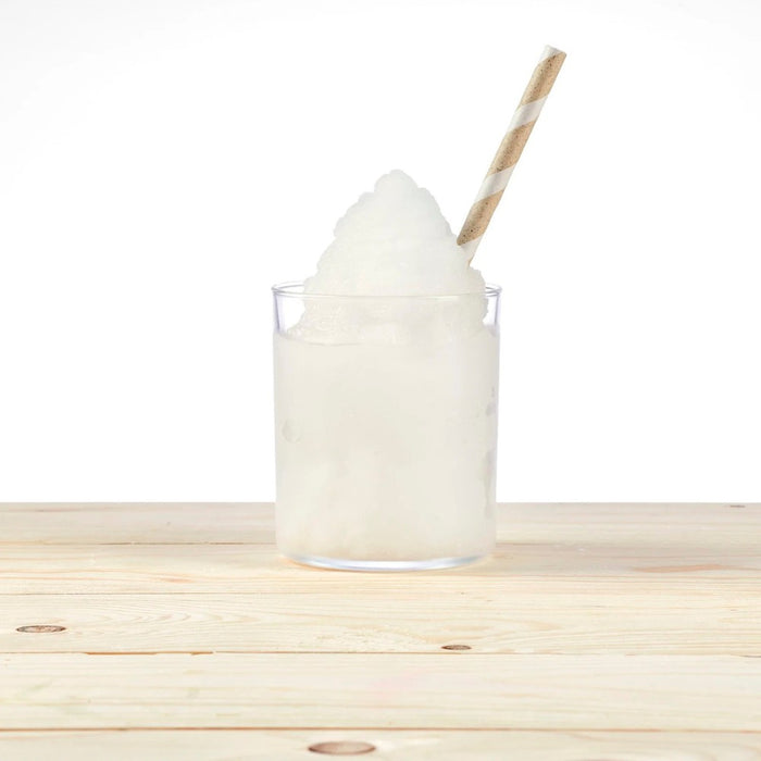 Granita saveur neutre dans un verre, texture glacée.