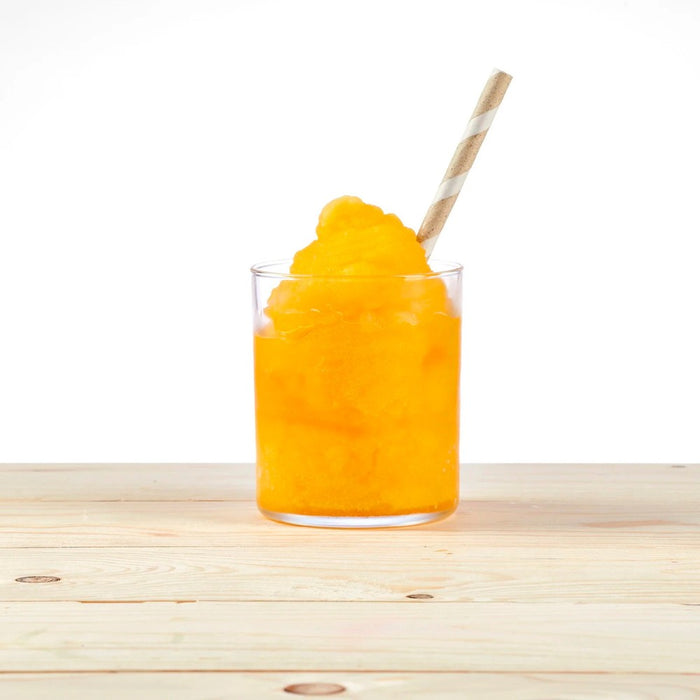 Granita saveur orange dans un verre, texture glacée.