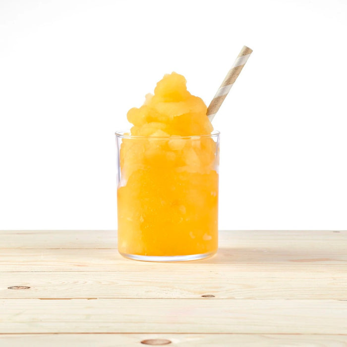 Granita saveur pêche dans un verre, texture glacée.