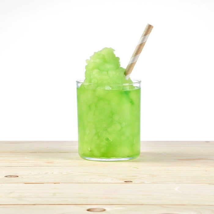 Granita saveur pomme verte dans un verre, texture glacée.