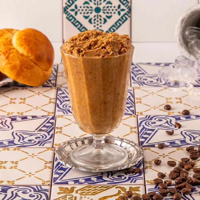 Granita crémeuse au café dans un verre, style sicilien.