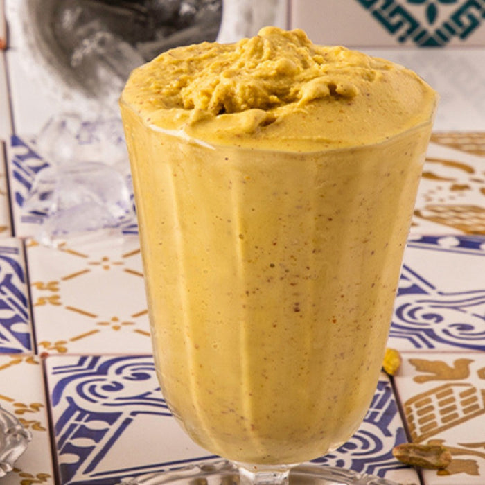 Granita crémeuse à la pistache dans un verre, style sicilien.