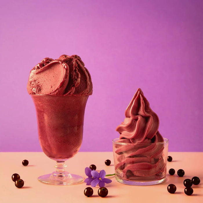 Glaces à l’açaï et baies dans des verres, texture lisse et couleur violette.