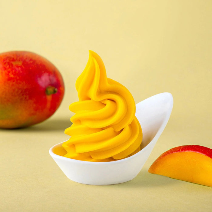 Glace italienne à la mangue, texture lisse et couleur jaune intense.