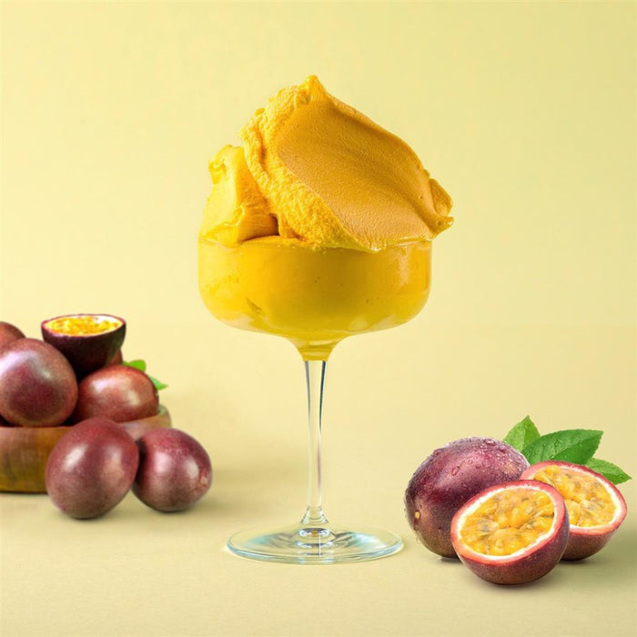 Glace au fruit de la passion dans un verre, texture glacée.