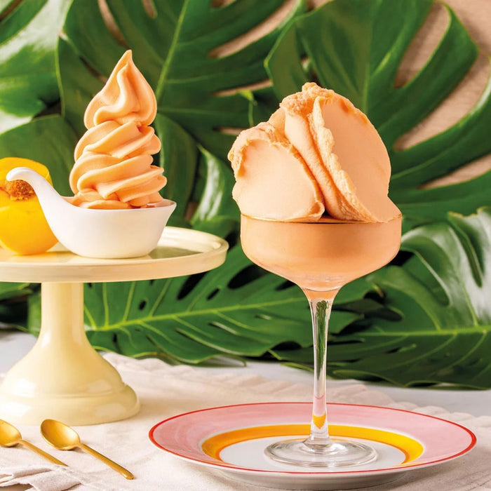 Glace à la pêche servie dans un verre, texture glacée et fruitée.