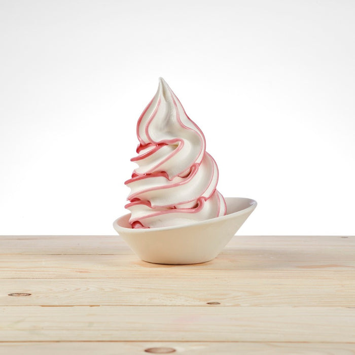Glace à l’italienne décorée avec sauce baies sauvages PreGel – visuel gourmand et texture stable.