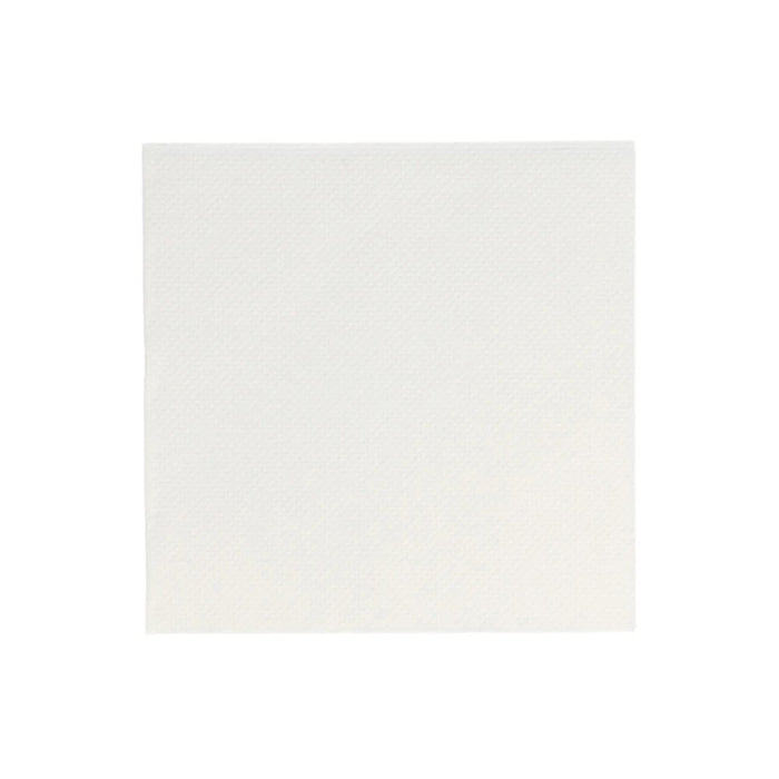 Serviette en papier blanche de 20 x 20 cm, pliée, posée sous un verre à cocktail sur une table élégamment dressée.