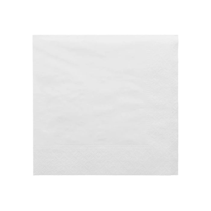 Serviette en papier blanche de 30 x 30 cm, pliée, accompagnant un set de couverts sur une table de restaurant.