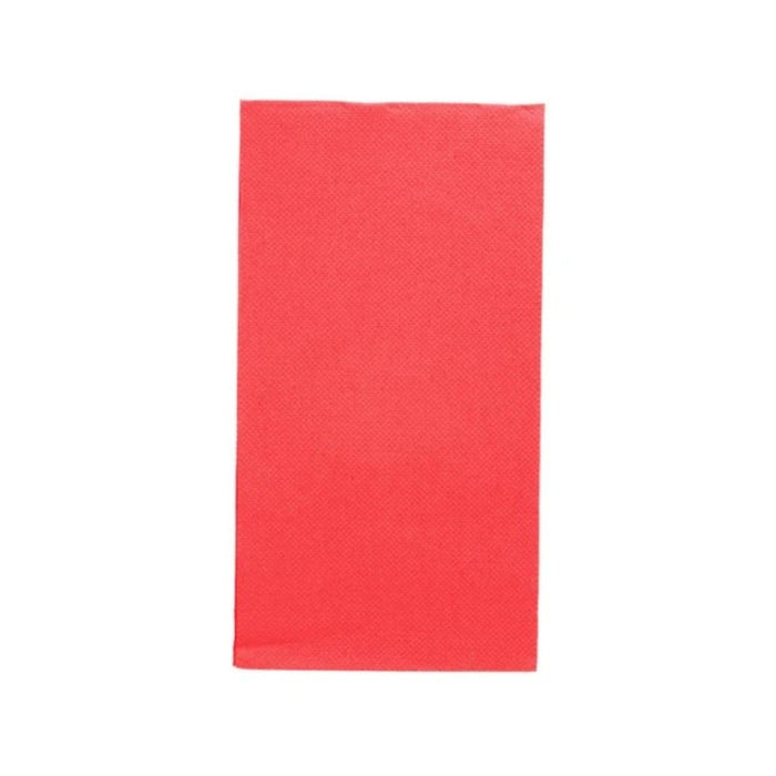 Serviette en papier rouge 40 x 40 cm pliée en 1/8, disposée élégamment avec des couverts sur une table de restaurant.