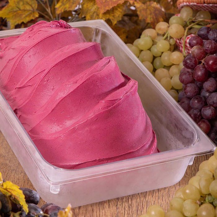 Glace aux raisins rouges PreGel dans un bac, texture fruitée et naturelle