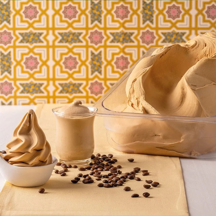 Crème glacée au café PreGel dans un pot, texture lisse et onctueuse.