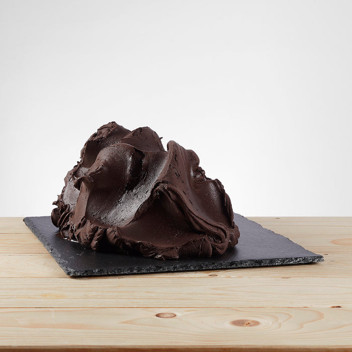 Glace chocolat noir végétalienne posée, couleur intense et texture brillante.