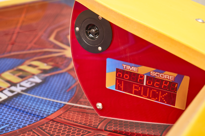 Affichage du jeu d'arcade Air Hockey Spider de la marque Kalkomat. 