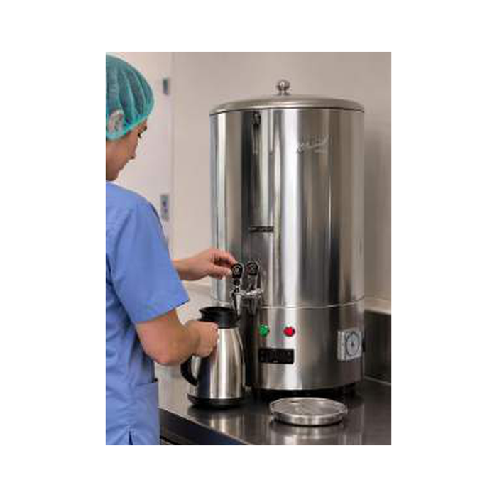 Distributeur professionnel d’eau chaude Camurri HWU en utilisation
