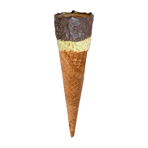 Cornet à glace gaufrette enrobé chocolat pistache et kadaïf présenté sur fond blanc – H 178 x D 51 mm – 125 pièces