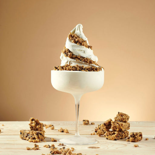 Glace artisanale décorée avec le topping CrumbOlé® céréales et fèves de cacao – contraste croquant et saveur chocolatée.