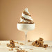 Glace artisanale décorée avec le topping CrumbOlé® céréales et fèves de cacao – contraste croquant et saveur chocolatée.