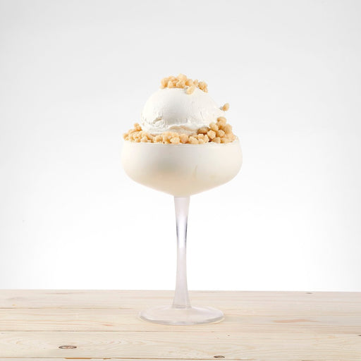 Glace décorée avec le topping CrumbOlé® Classique – texture croquante et arôme vanille amande.
