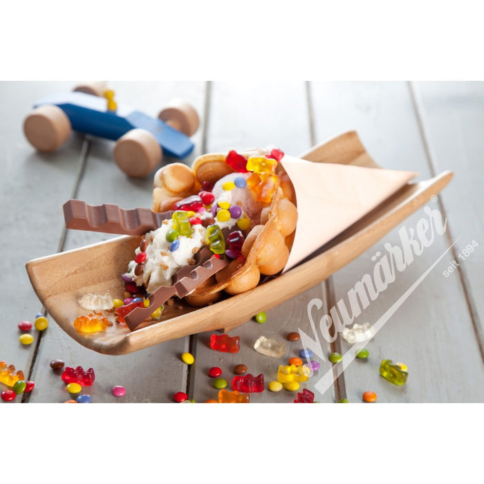 Bubble waffle garnie de bonbons et glace servie dans un cornet croustillant