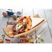 Bubble waffle garnie de bonbons et glace servie dans un cornet croustillant