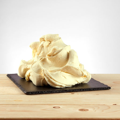 Glace saveur ananas posée, texture glacée avec morceaux de fruit visibles.