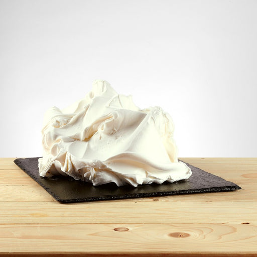 Glace saveur lait-crème posée, texture compacte et onctueuse.