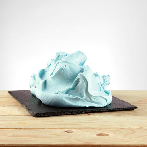 Glace bleue saveur vanille posée, texture lisse et fondante.
