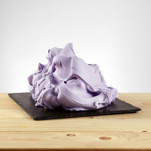 Glace violette saveur crème-fraise posée, texture onctueuse et gourmande.