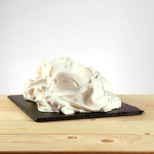 Glace saveur cannoli posée, texture lisse et gourmande.