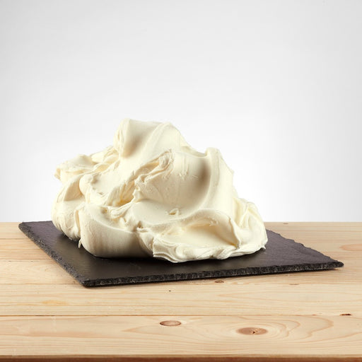 Glace saveur cheesecake posée, texture crémeuse et gourmande.