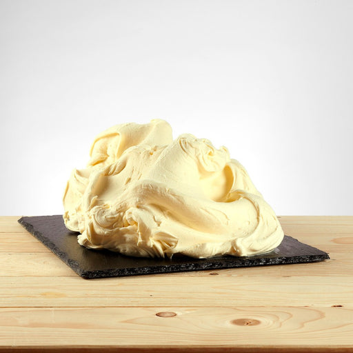 Glace au chocolat blanc posée, texture crémeuse et brillante.