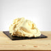 Glace au chocolat blanc posée, texture crémeuse et brillante.