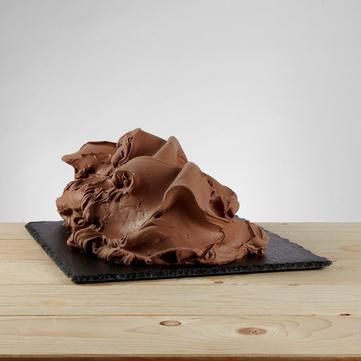 Glace chocolat au lait posée, texture lisse et brillante.
